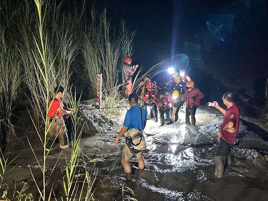 台南左鎮豪雨溪水暴漲　婦人受困橋面獲救無恙