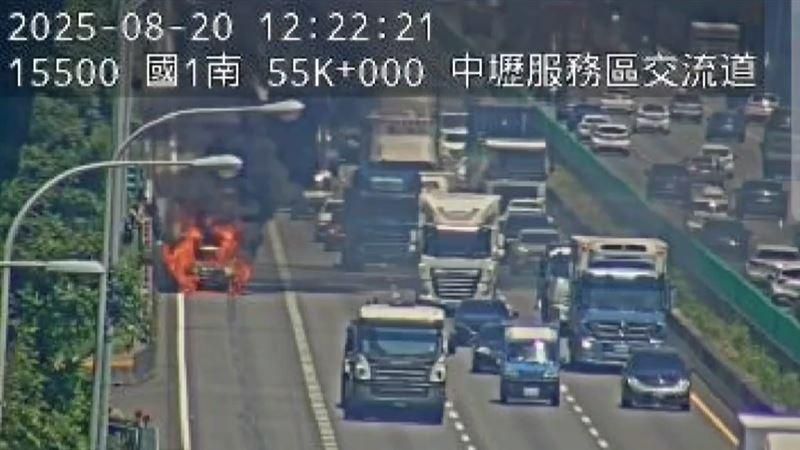 國1中壢服務區交流道火燒車！「全面燃燒」嚴重回堵