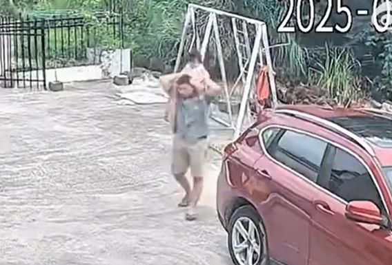 陸爸陪女玩「騎脖子」突暈倒！女童慘摔地　醫警告：超危險
