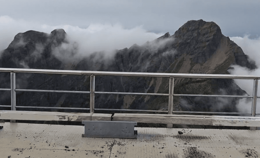 影/玉山東峰2名山友「遭雷擊」！女山友頭爆血　搜救隊急出動