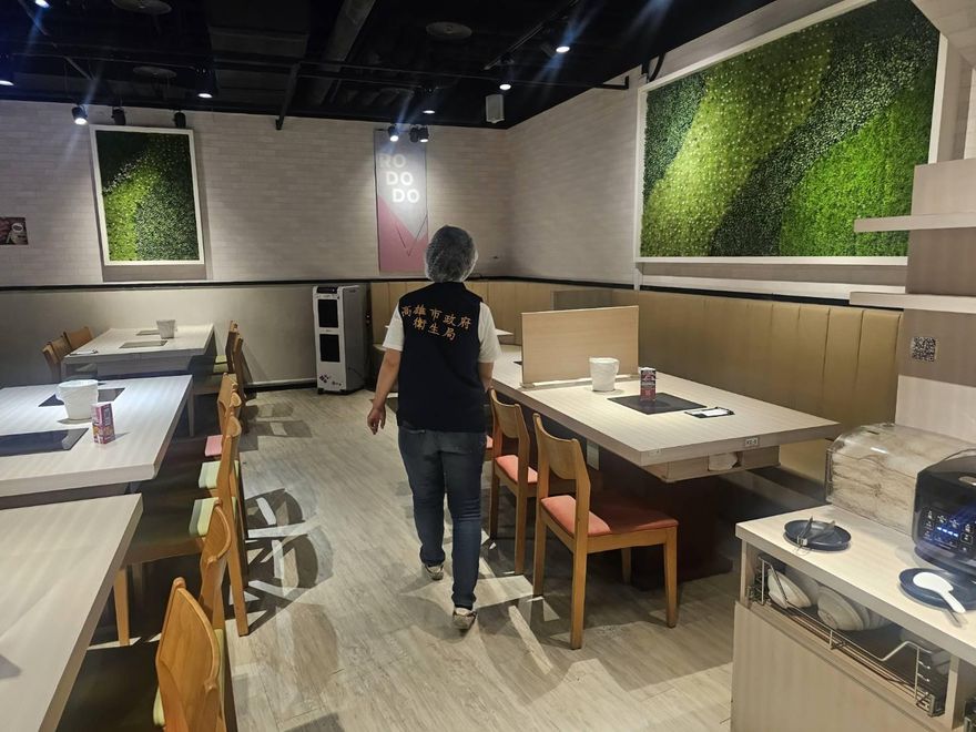 影/高雄「料理鼠王」啃高麗菜！業者認了…衛生局罰3萬