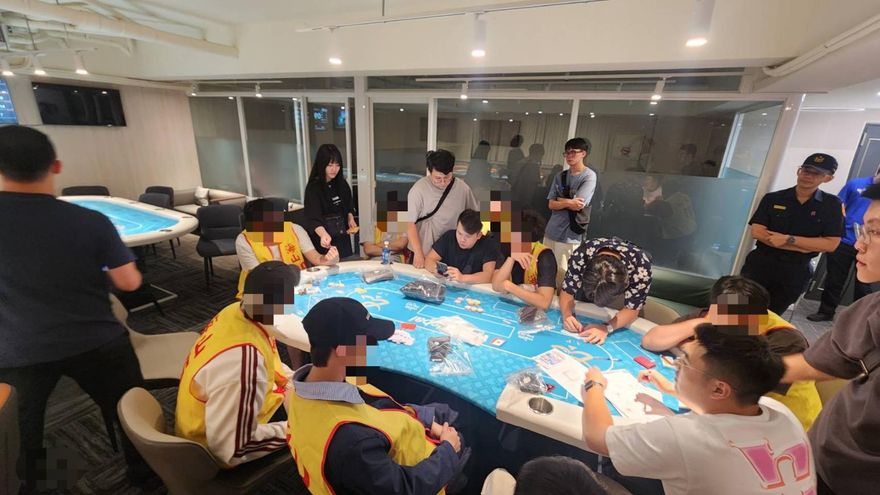 新北銀行樓上藏德州撲克賭場！　警破門逮9人