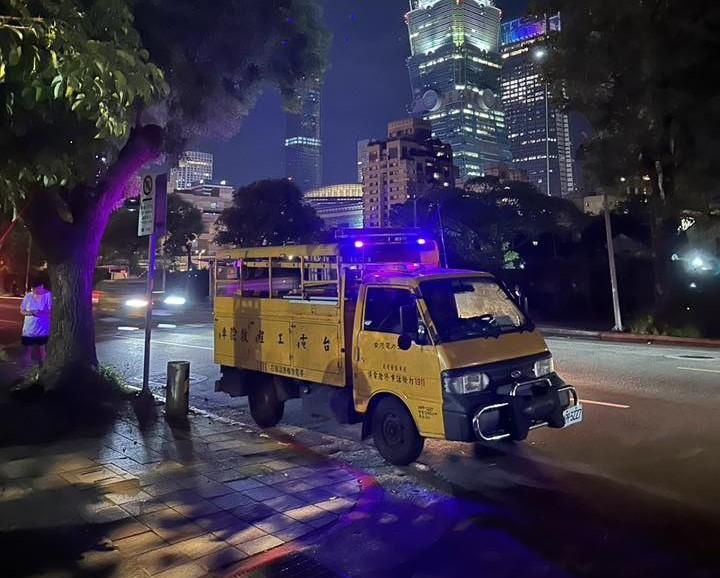 信義區深夜突大停電！剩台北101亮著　居民怨：好熱啊