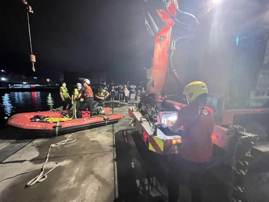 屏東東港紅燈塔「騎士飆進海中」！海陸空三路搜救中