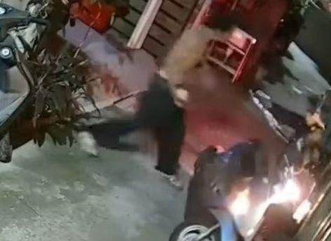 影/台中隨機攻擊！狂男「罐頭、藤椅」狠尻女路人