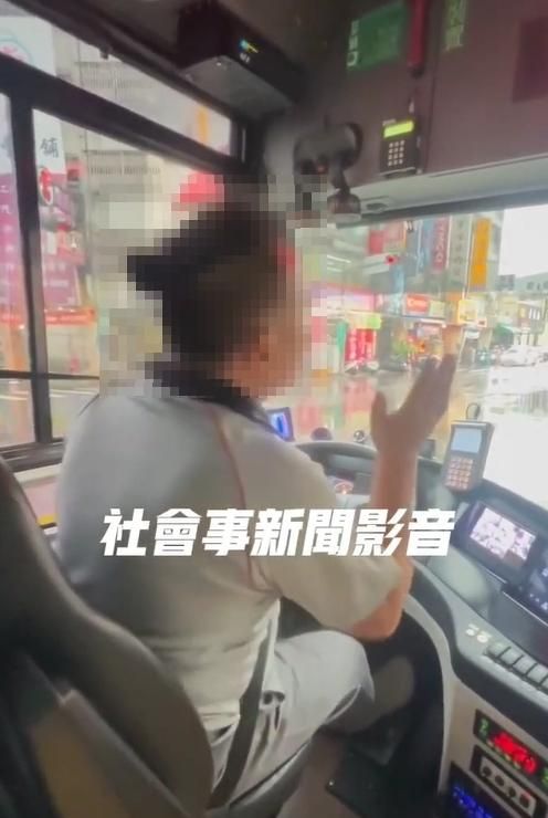 影/公車駕駛不忍了！當眾教育曉明女中學生「手舉不好」