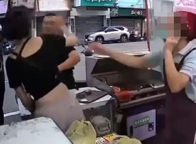 狂男鬧早餐店打女警！谷歌被改「臭俗辣派出所」警道歉了
