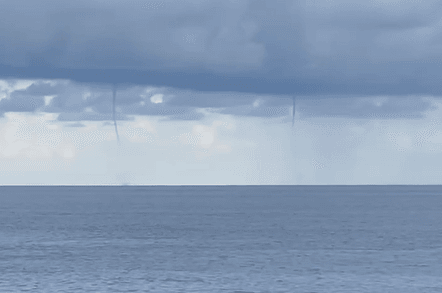 影/蘭嶼外海驚現「雙水龍捲」奇景　氣象站：強烈對流所致