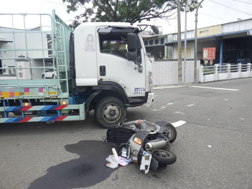驚險！台中孕婦騎車對撞大貨車　緊急送醫保住母子性命