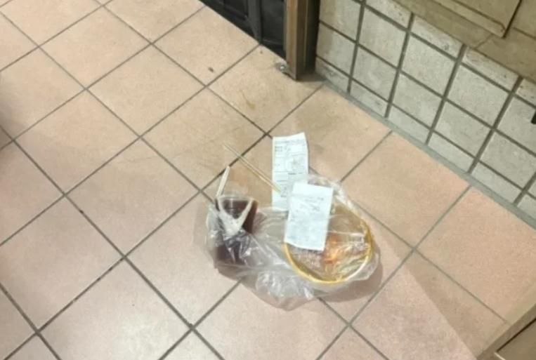 影/外送員上樓嫌麻煩？　新莊女目睹餐點遭砸牆報警提告