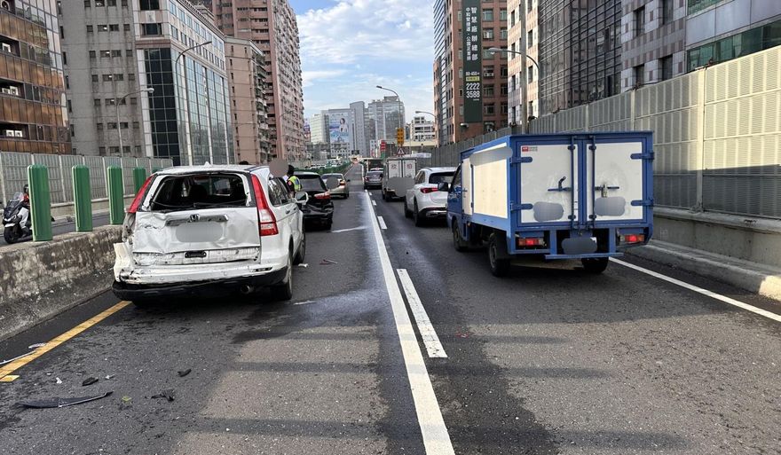 台64高架5車連環撞　重機騎士遭貨車追撞命危送醫
