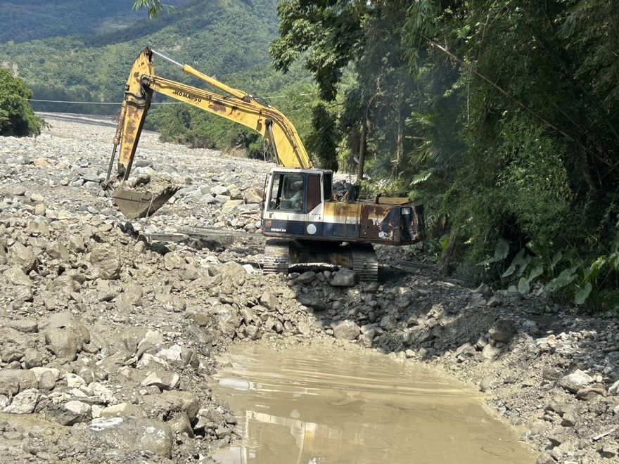 高雄班芝埔溪驚爆上游土石積水　緊急挖通堰塞湖疏水通道
