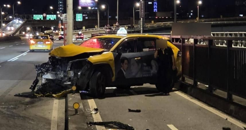 計程車自撞分隔島！整車卡死機車道　華江橋秒變停車場