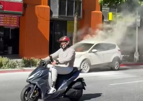忠孝東路尖峰時段驚傳火燒車！　火團從引擎蓋冒出