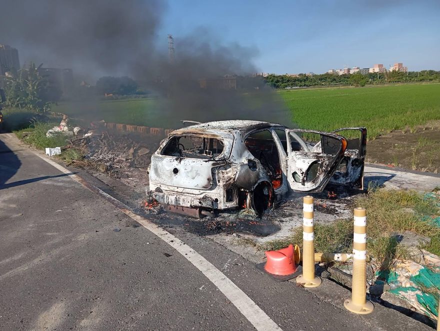 槍手12槍狂轟目標頭顱！搭白色BMW逃亡　下秒燒毀製造斷點
