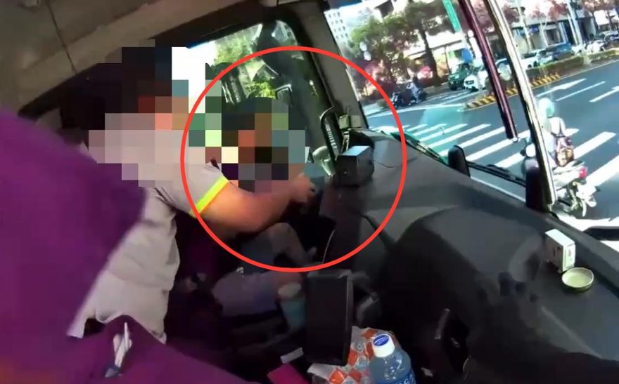 影/五股聯結車停路中狂鳴喇叭　駕駛昏倒警救援