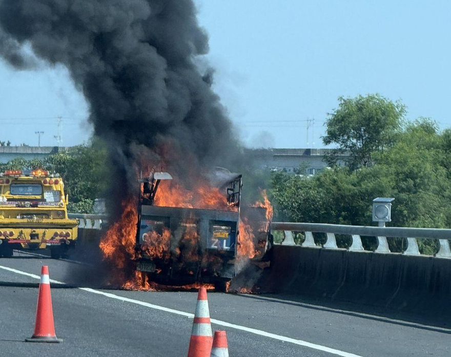 影/台南「死亡車禍熱點」旁又出事！「整車燒毀傷亡不明」