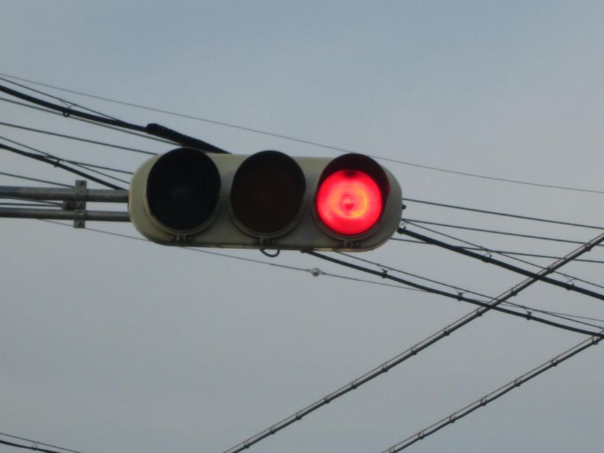 他闖紅燈遭警追逐開罰2.58萬　法院：執法程序有瑕疵撤單