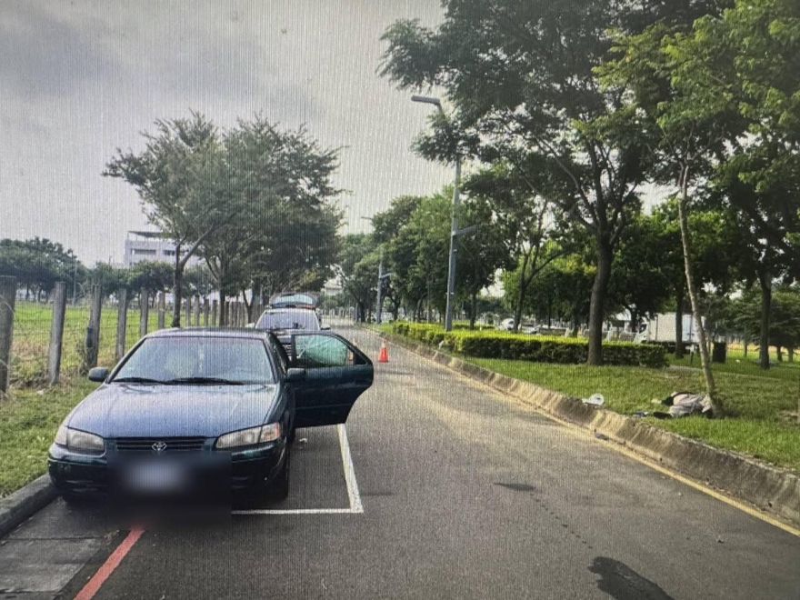 台中僑光科大旁草地驚見「人倒車旁長屍斑」！疑病發慘死