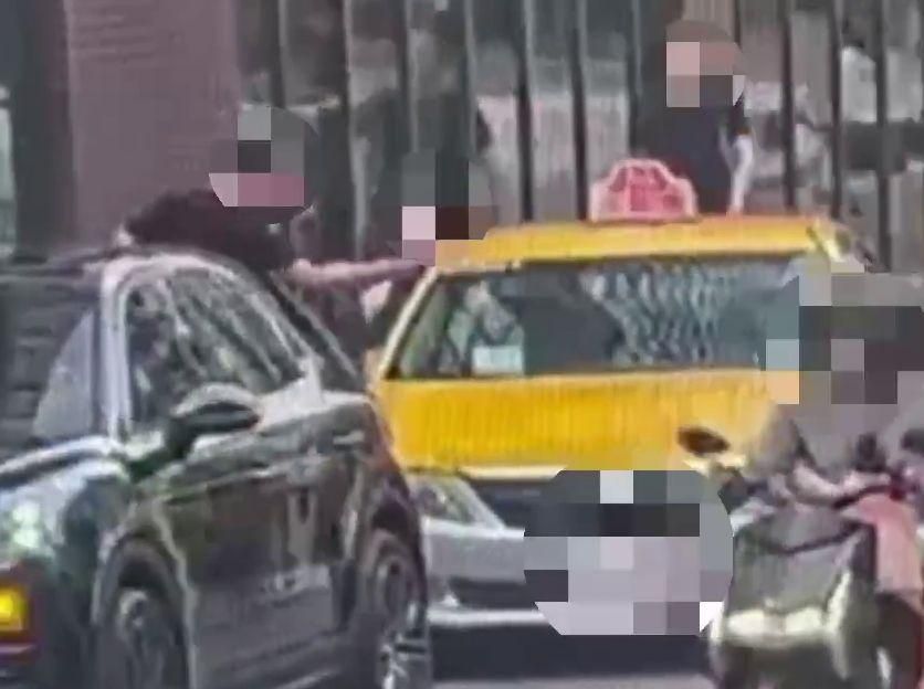 影/驚悚！火爆運將「狂毆掐脖」拖女上車、華視旁落網