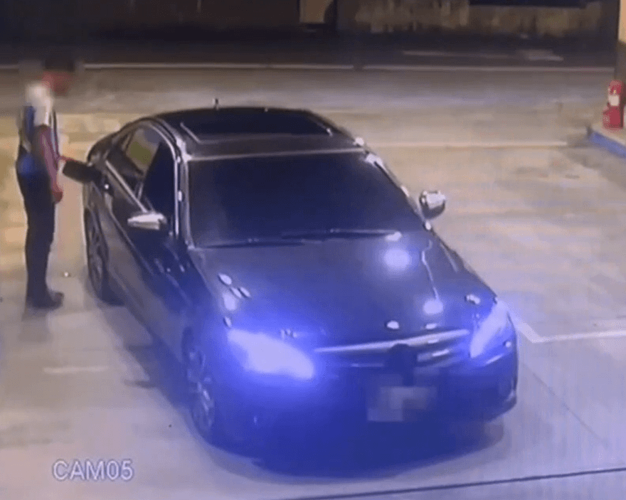 影/宜蘭五結男子開賓士「加霸王油」逃逸　疑掛假車牌