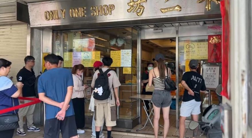 影/不二坊開放預購首日！排隊人龍40公尺、代購價飆950元