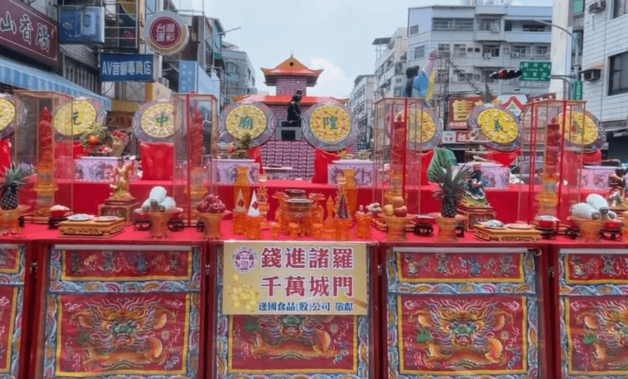 影/超狂！嘉義城隍廟普度祭典　7500張2000元鈔打造巨型城門