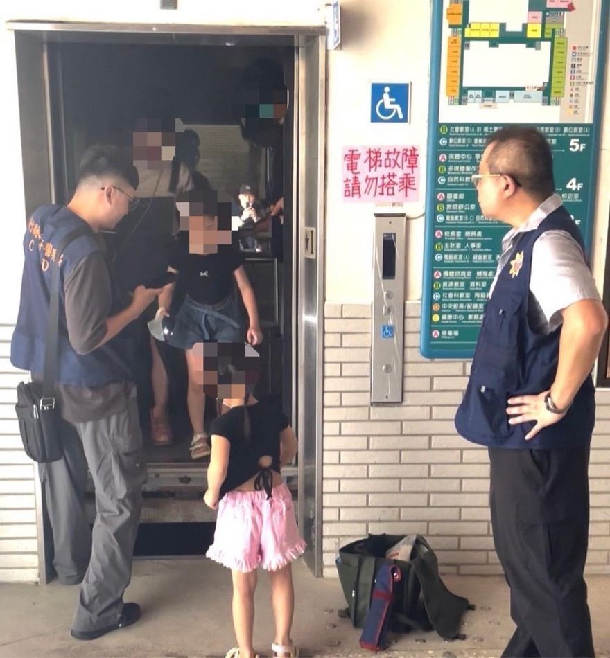 影/投票驚魂！竹北十興國小電梯故障1家4口受困　警方急救援