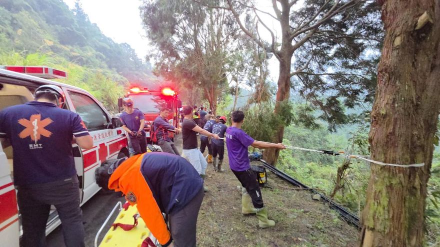 台21線新中橫公路轎車墜落山谷！一家四口獲救送醫