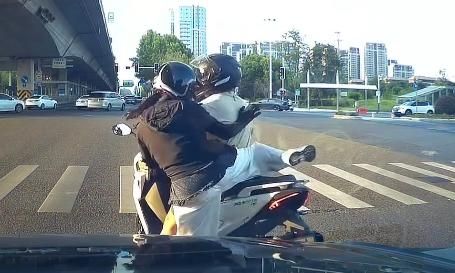影/甲緊弄破碗！男騎士「急煞亂蹭」　後座正妹大怒跳車走人