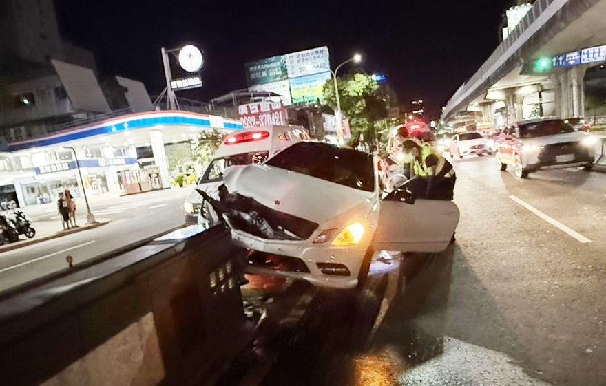 影/新莊爆碎裂變形慘劇！女疑恍神「開賓士撞大漢橋墩」