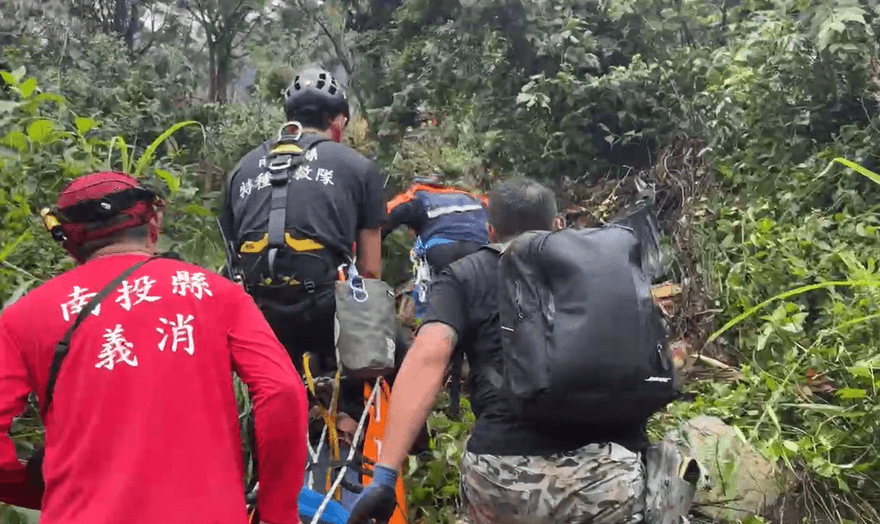 影/南投驚傳墜谷！轎車翻下200米深谷　4人受困獲救
