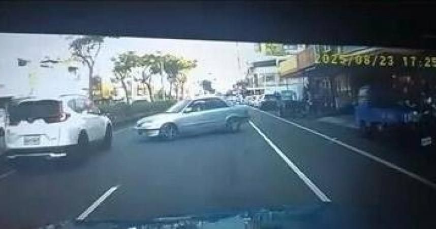 85歲翁疑誤踩油門爆衝！失控連撞2車　幸無人重傷