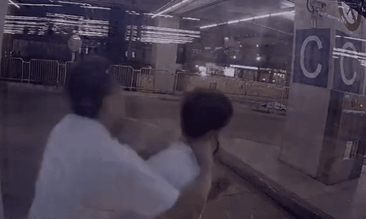 影/火爆畫面曝！台中騎士超車不順　狂毆公車司機害骨折