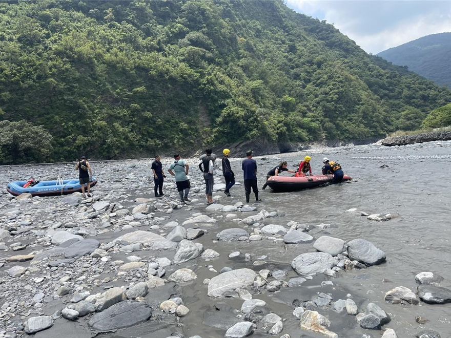 影/玩漂漂河遇險！7人受困隘寮溪岸　消防救援助脫困