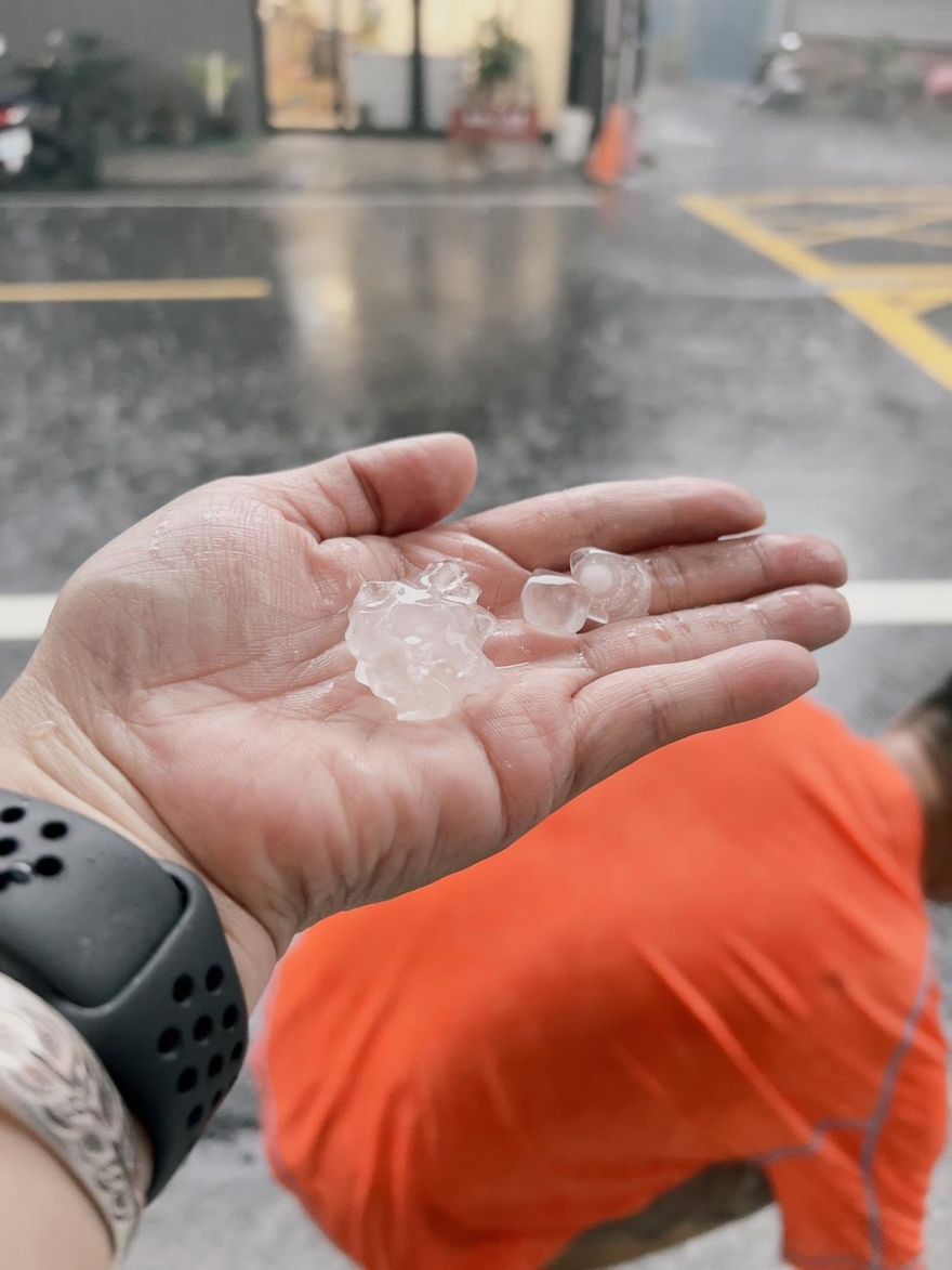 台灣南部多地強降雨「狂下冰雹」！民眾驚呼：超大顆