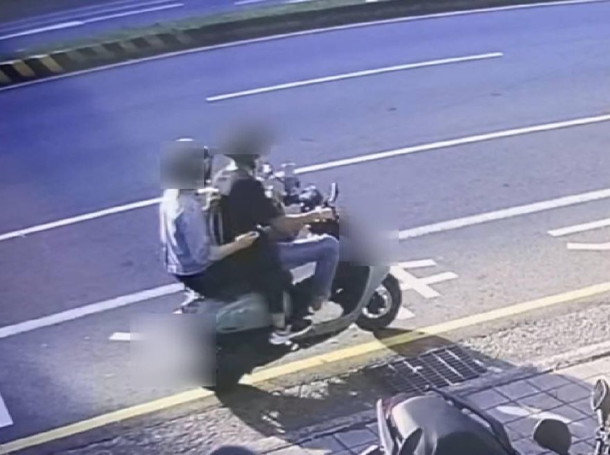台中驚爆街頭持刀攻擊！男女騎假車牌機車　還變裝逃亡