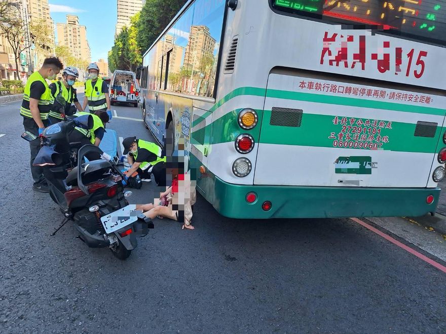 直擊！板橋公車擦撞機車　63歲女騎士倒地險遭輾壓