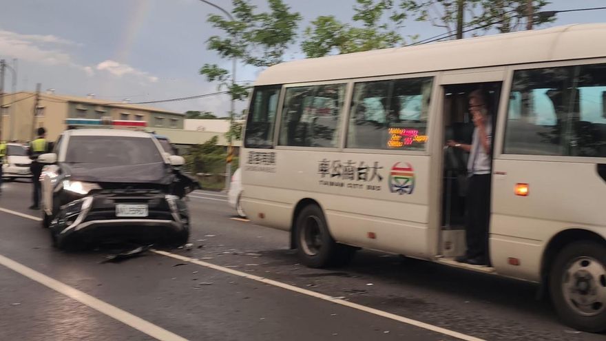 台南爆警車與公車碰撞車禍！車頭嚴重變形