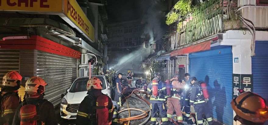 影/新北「車房狂燃煉獄火巷」現場驚見一堆瓦斯罐！駕駛跑了