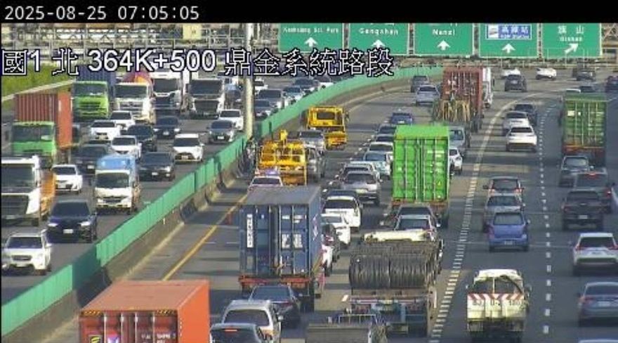 823完上班首日高雄「國道6車追撞」！慘烈畫面曝