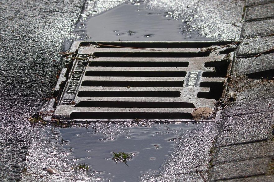 北市交警提醒：水溝蓋屬道路範圍　違規停機車將開罰