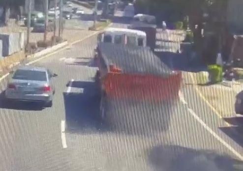 影/桃園超硬場面！砂石車「邊開邊拉」砂礫30米　阻斷交通