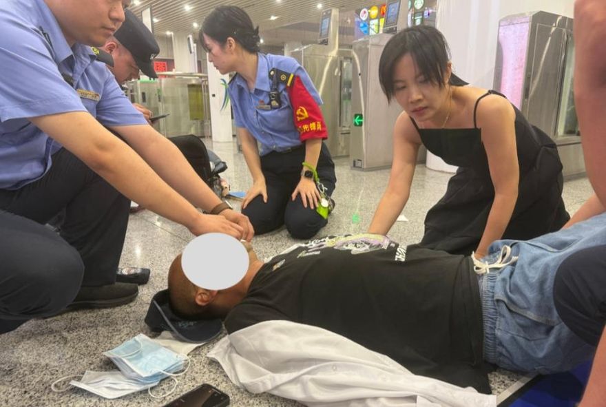 陸護理師搭車遇乘客暈倒…忍劇痛硬扯下「十指美甲」救人