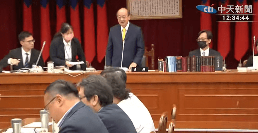 主持修憲委員會氣氛超歡樂　柯建銘上主席台喊：大家拍手