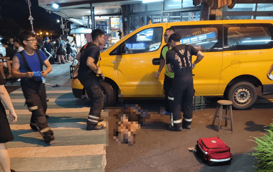 影/忘拉手煞車倒退嚕！東港運將肉身阻擋　遭捲車底亡