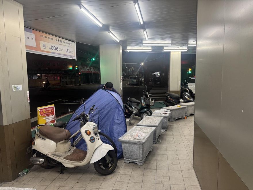「打完哈欠頭往下靠」嘉南男到高雄訪友　詭姿臉朝下死在超商外