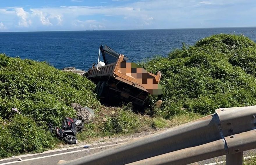 濱海公路蝙蝠洞「砂石車撞轎車」衝破護欄1死1傷　車頭不見