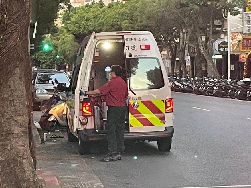 高雄鳳山體育館外涼亭驚見男屍！倒臥涼亭身亡