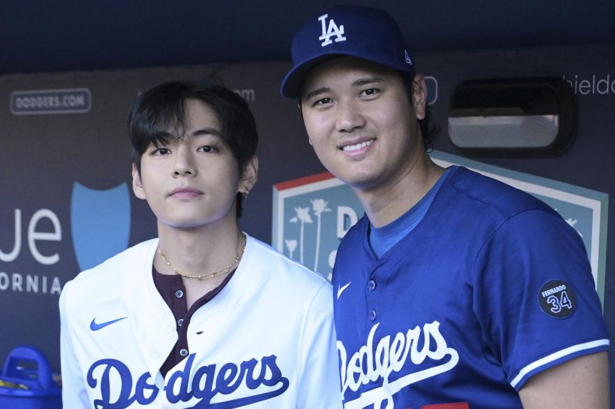 MLB/夢幻同框！BTS成員V道奇主場開球　擁抱大谷翔平超嗨